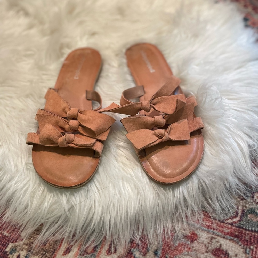 Jeffrey Campbell flat bow slides. Size 7.